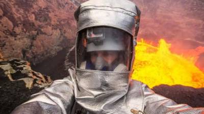 George Kourounis aprovechó para tomarse una selfie dentro del volcán.