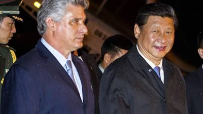 Miguel Díaz Canel, vicepresidente cubano, recibió al mandatario chino Xi Jinping.