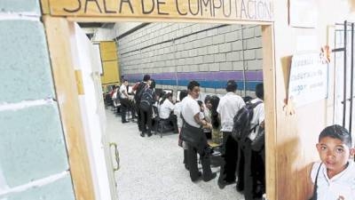 Área de juego, laboratorios y aulas vacías hay en la escuela Oswaldo López.
