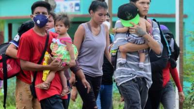 Decenas de migrantes fueron detenidos en Corinto por no llevar permiso migratorio para menores ni la prueba de covid./AFP.