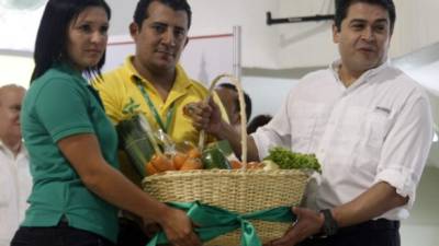 Productores nacionales dieron una muestra de vegetales al presidente Hernández.