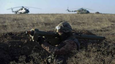 El seviceman de Ucrania asiste a un simulacro militar cerca de la aldea de Urzuf. AFP