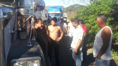 Los transportistas de Guatemala también se unieron al paro de las fronteras. (Fotografía tomada de Prensa Gráfica).