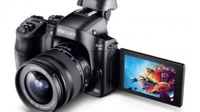 La Samsung NX30 ofrece funciones que facilitan la conexión a Internet.