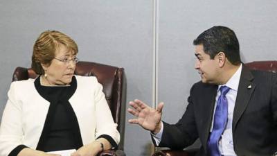 La presidenta de Chile, Michelle Bachelet, escucha al presidente de Honduras, Juan O. Hernández.