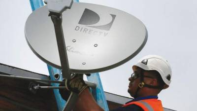 Un empleado de DirecTV instala una antena en Lynnwood, California.