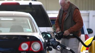 Un hombre carga combustible en una estación de servicio de Mill Valley, California. Los carburantes se cuentan entre los productos que más han subido de precio.