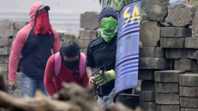 Manifestantes resisten el asedio de la policía y los paramilitares en Masaya./AFP.