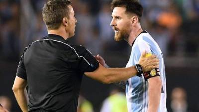 Tras finalizar el duelo ante Chile, Messi se dirigió visiblemente molesto hacia uno de los asistentes para recriminarle que le hubiera señalado falta en una acción en la banda, en la prolongación del partido.