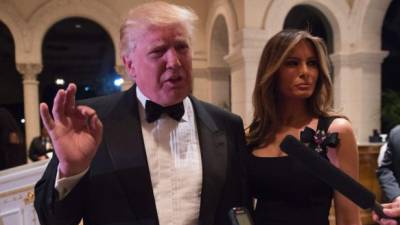 Trump y Melania recibieron el 2017 con una cena de gala en su resort en la Florida a la que acudieron unos 800 invitados, entre estos Sylvester Stallone y su esposa, Jennifer Flavin.