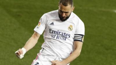 GRAF5870. VITORIA, 23/01/2021.- El delantero francés del Real Madrid, Karim Benzema celebra su gol, segundo del equipo, ante el Alavés, durante el encuentro correspondiente a la jornada 20 de primera división que disputan hoy Sábado en el estadio de Medizorroza, en Vitoria. EFE/ Juriaan Tierie