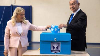 El primer ministro israelí, Benjamin Netanyahu, y su esposa Sara, durante las elecciones legislativas de este martes./AFP.