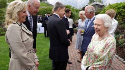 Joe Biden, de 78 años, y Jill, de 70, ya tuvieron oportunidad de tratar a Isabel II en la recepción que ésta ofreció el viernes a los dirigentes del G7. FOTO: EFE/EPA/ANDREW PARSONS/DOWNING STREET