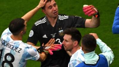 Emiliano Martínes fue el héroe de Argentina ante Colombia en semifinales al detener tres penales. Foto AFP.
