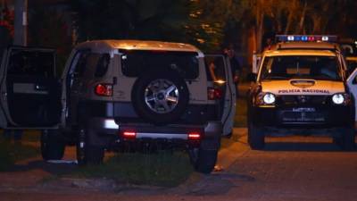 Las víctimas fueron atacadas por cuatro hombres que se bajaron de un carro Mazda 3 negro.