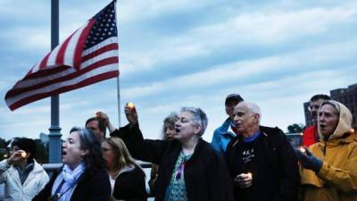 Un grupo de ciiudadanos protesta contra la decisión del gobierno de Donald Trump de sacar a los Estados Unidos del acuerdo climático de París en Westport, Connecticut