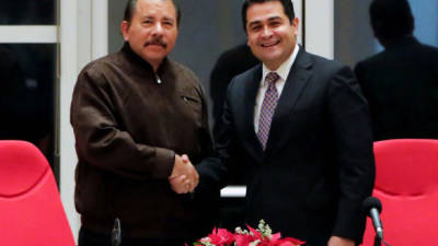 El presidente de Nicaragua, Daniel Ortega junto al mandatario electo de Honduras, Juan Orlando Hernández en Managua, Nicaragua.