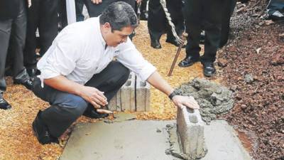 El presidente Hernández colocó ayer el primer bloque del proyecto Monteverde.