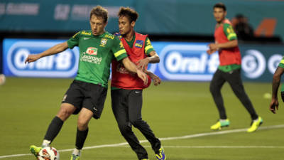 Lucas Leiva protege el balón ante el asedio del ariete Neymar.