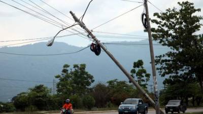 El poste está a punto de caer sobre el bulevar del este de San Pedro Sula.