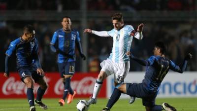 En el duelo entre Argentina y Honduras, Messi salió lesionado en el segundo tiempo.