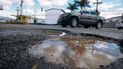 Fotografía de archivo de un bache en una calle de San Pedro Sula.