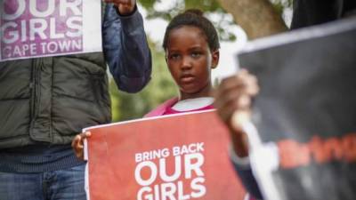 Sudafricanos protesta en apoyo de más de 200 niñas nigerianas secuestradas de su escuela, en la puerta del parlamento de Sudáfrica en Ciudad del Cabo.