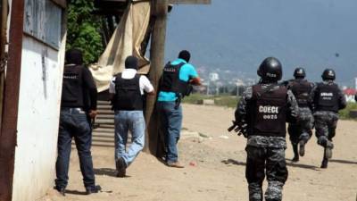 Los agentes de la DNIC y los policías Cobras rodearon el área y después allanaron la “casa loca” y la chatarrera.