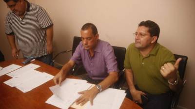 El alcalde ceibeño Carlos Aguilar y otros miembros de la Municipalidad ceibeña aclararon algunas anomalías encontradas por el TSC. Foto: Javier Rosales