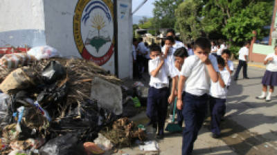 Los escolares de la colonia Gracais a Dios ya no soportan el mal olor por la basura.
