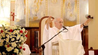 El padre Raúl Najarro instó a los cristianos a cambiar sus vidas y entregarse a Dios para sanar los pecados. Fotos: Wendell Escoto