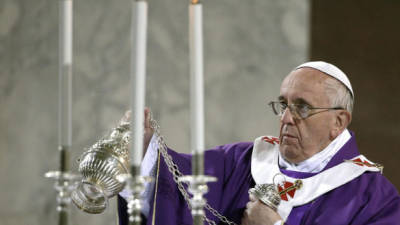 El papa Francisco oficia la misa del Miércoles de Ceniza en la iglesia de Santa Sabina en Roma, Italia hoy 5 de marzo de 2014.
