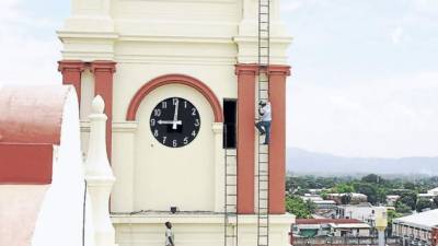 El reloj lleva más de seis años en mal estado, por lo que urge su reparación.