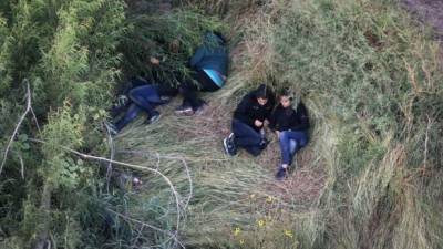 Agentes de la patrulla fronteriza de EUA capturaron hoy a varios migrantes en la frontera de McAllen, Texas.