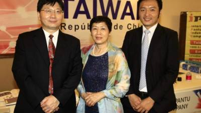 Los anfitriones de la Expo Taiwán 2014, Aben Lin Cheng-Hui, Mary Cheng y José Yang.