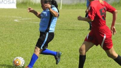 La señora de 56 años de edad es una fiel apasionada al fútbol.