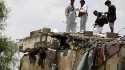 Los cuerpos de rescate aseguran que aún hay cuerpos atrapados entre los escombros de los edificios.