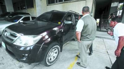 La camioneta en que se conducía la doctora presentaba varios balazos.