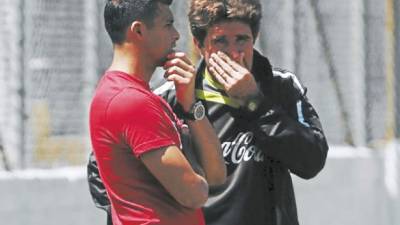 Noel Valladares dialoga con el técnico Héctor Vargas.