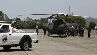 Elementos de la Fuera Aérea Hondureña transportaron los cadáveres de las cuatro víctimas del accidente hacia el aeropuerto internacional Golosón de La Ceiba.