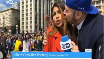 El caso de la periodista colombiana Julieth González Therán fue unos de los que más indignó a los internautas, ella fue besada en su mejilla por un eufórico aficionado.