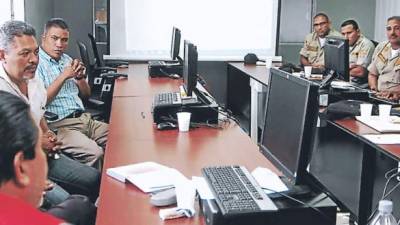 Los representantes del Cuerpo de Bomberos, Fuerza Naval, Cruz Roja y Marina Mercante se reunieron para tomar medidas.