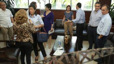 Empresarios de la zona norte se reunieron con Ethel Deras y Adonis Lavaire de la CNBS ayer en la CCIC. Foto: Yoseph Amaya.