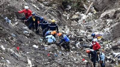 Los rescatistas continúan trabajando en la zona donde se estrelló el avión de Germanwings con 150 pasajeros a bordo.