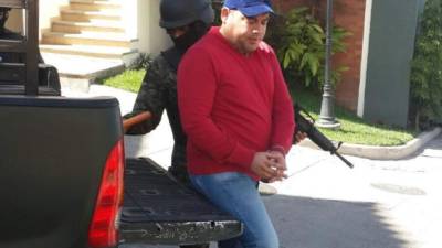 Juan Carlos Maradiaga Ortiz al momento de ser sacado del apartamento en Villas Las Marías en Tegucigalpa.