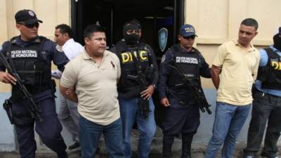 El clase I de la Policía, Alonso Carrillo, y el mecánico Isaías Moreno fueron capturados ayer en Villanueva, Cortés.