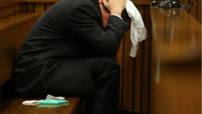 Óscar Pistorius vomitó al escuchar el parte forense del asesinato de su novia.