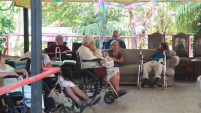 Adultos descansando en el patio del módulo de ancianos de Osovi. Fotos: Franklyn Muñoz