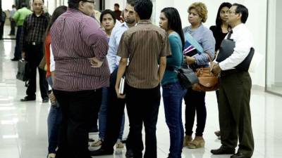 Los estudiantes al momento de hablar con su defensor en los juzgados. Esperan una resolución favorable.