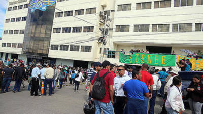 Miembros del Sindicato de Trabajadores de la Empresa Nacional de Energía Eléctrica (Stenee), protestan por la Ley General de la Industria Eléctrica aprobada por el Congreso Nacional.
